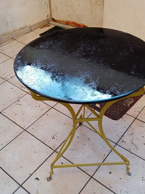 Παραδοσιακό τραπεζάκι καφενείου μεταχειρισμένο, μαύρο με κίτρινα πόδια, διάμετρος 60cm