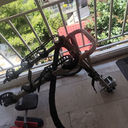 Tow bar bike rack for 4 bicycles used, tires need replacement