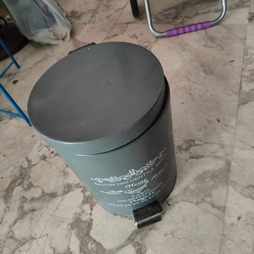 Trash bin like new