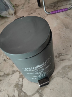 Trash bin like new