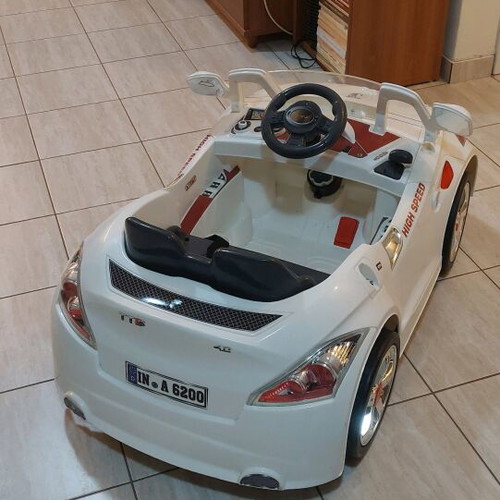 Electric children's car like new with wide seat