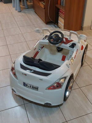 Electric children's car like new with wide seat