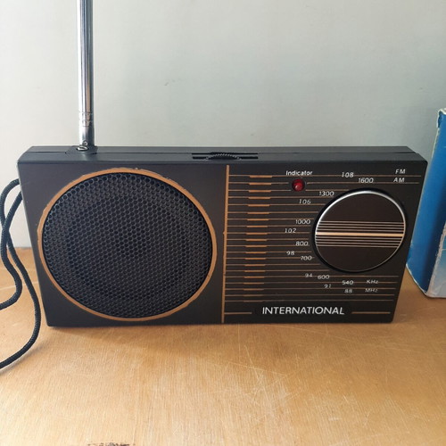 International Model 833 Vintage Portable Radio like new