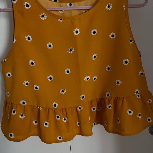 Blouse with daisies like new, size S, white and yellow
