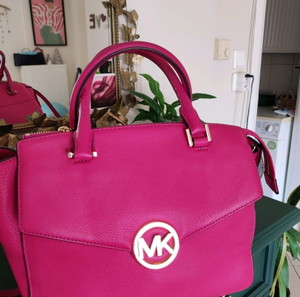 MK Michael Kors кожена чанта розова с златна катарама.