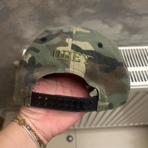 Obey snapback hat like new, army and black