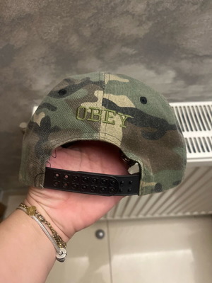Obey snapback hat like new, army and black
