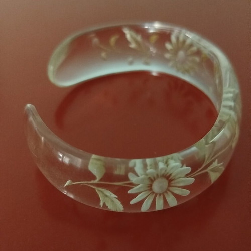 Vintage bracelet from the 50s with carved lucite daisies, like new