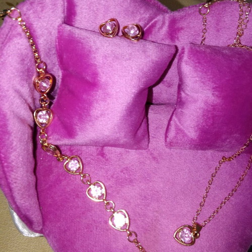Jewelry set with bracelet, stud earrings and heart-shaped pendant new