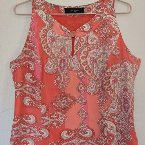 Silk sleeveless top Un Jour Ailleurs like new, pink coral paisley