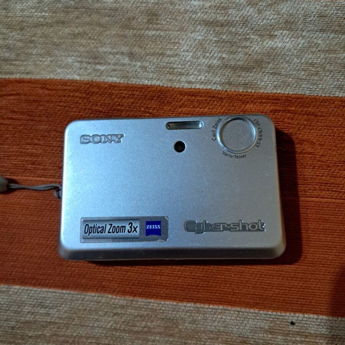 Sony Cyber-shot DSC-T3 digital camera like new, 5.1 Mp