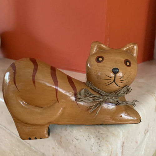 Decorative wooden cat figurine like new, corner sitting design