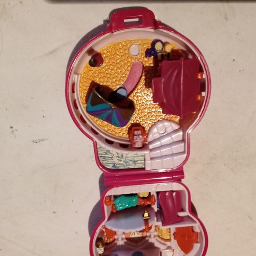Polly Pocket like new with figures