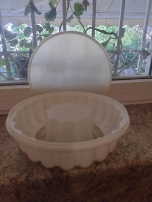 Tupperware mold with tray and lid for jelly and pilaf