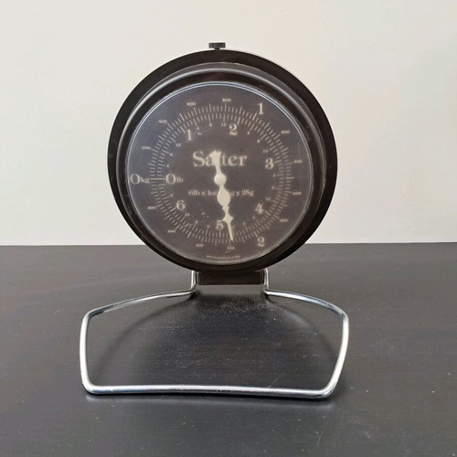Vintage grocery scale in excellent condition