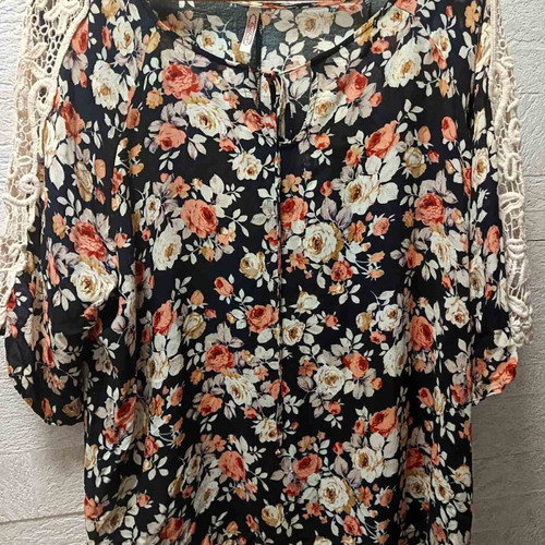 Blouse with knitted lace sleeves like new, size 2XL