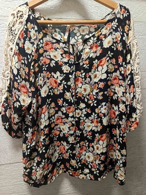 Blouse with knitted lace sleeves like new, size 2XL