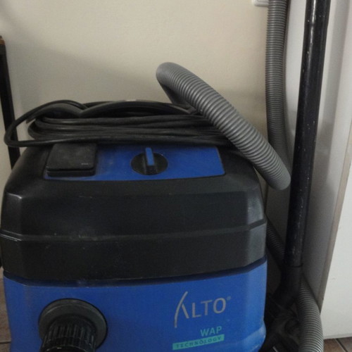 Alto electric vacuum cleaner used for solids and liquids