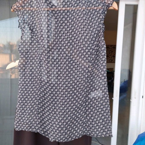 Silk top Lola black with salmon M/L like new