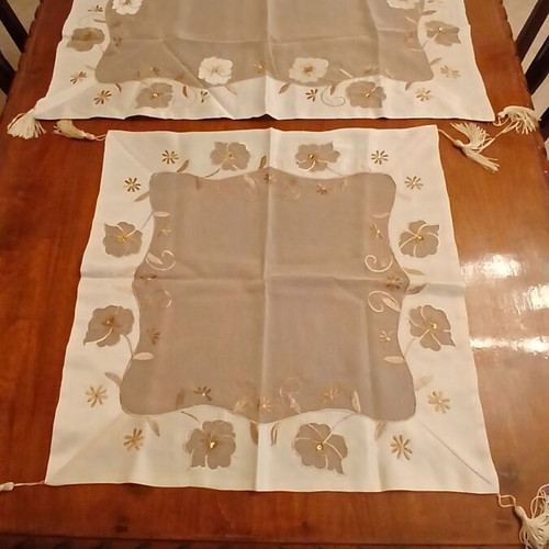 Table linens set like new, 7 pieces with embossed designs