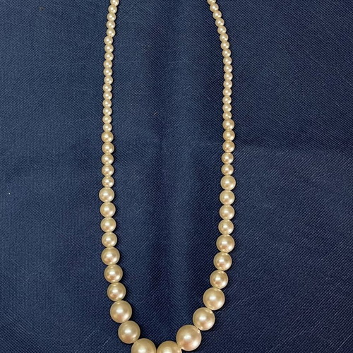 Vintage classic necklace with graduated faux pearls, like new