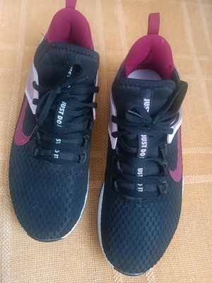Nike Air Max women's athletic shoes size 40 like new, black pink