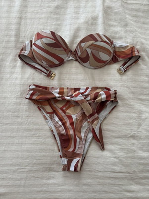 Sekoia On The Beach Bikini like new, strapless top and high waist slip