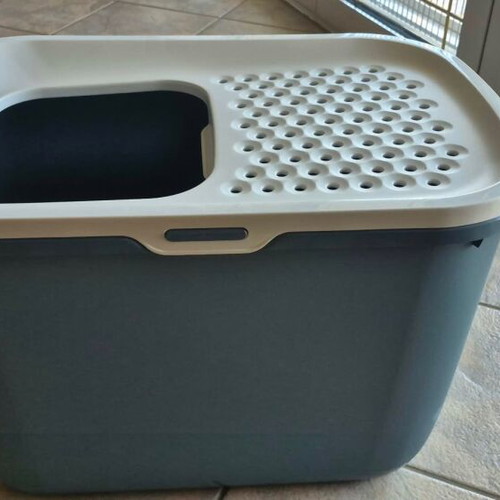 Hop In Savic cat litter box with scoop