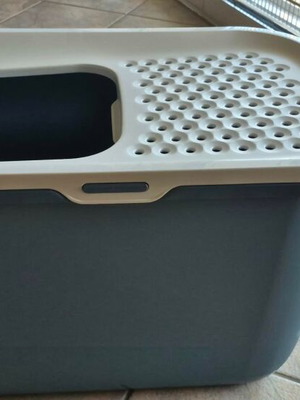 Hop In Savic cat litter box with scoop