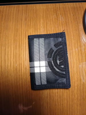 Element wallet like new, black and white
