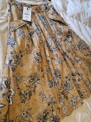 Φούστα Zara midi εθνική καινούργια, μπεζ με μπλε λουλούδια, μέγεθος L