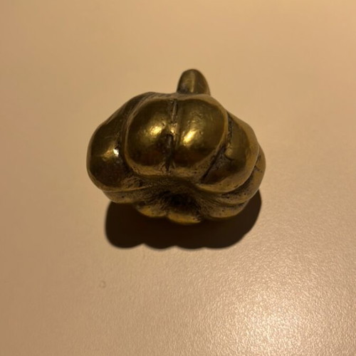 Brass paperweight garlic shape like new, 270 gr