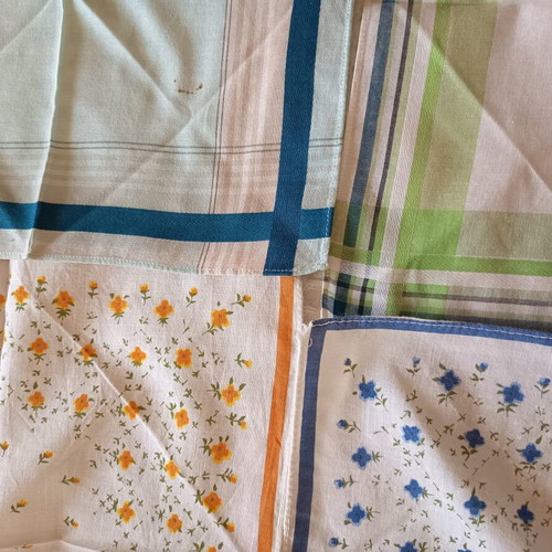 Vintage fabric handkerchiefs set of 6 like new, multicolor