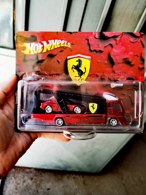 Hot Wheels Custom Team Transport Ferrari Testarossa Candy Red like new