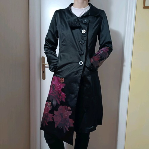 Desigual gabardine black glossy with floral print size 38 like new