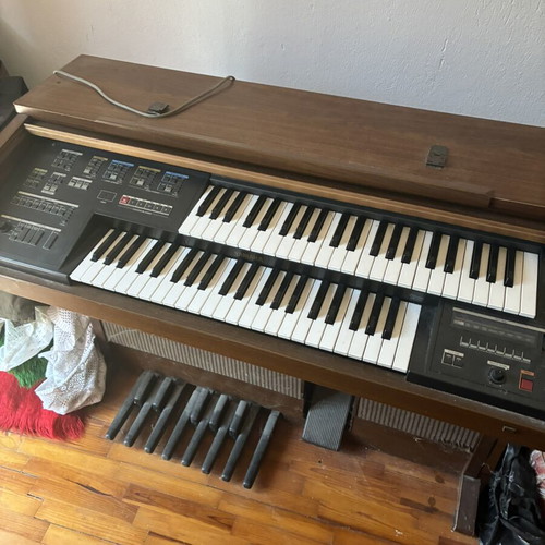 Piano used, very good condition and works well