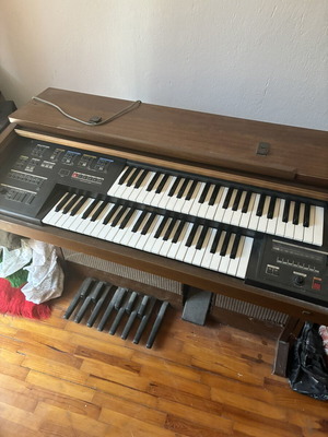 Piano used, very good condition and works well