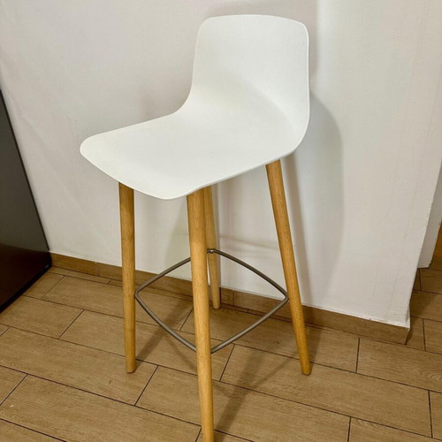 Bar stool like new with white polypropylene and oak legs