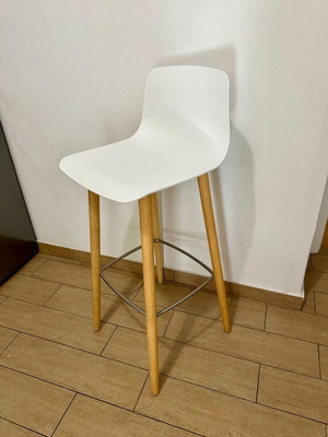 Bar stool like new with white polypropylene and oak legs
