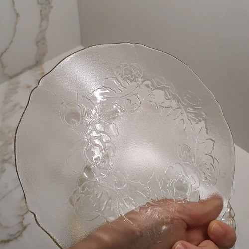 Transparent plates with embossed flowers and gold rim, like new, pack of 5