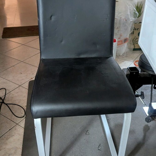 Καρέκλες κουζίνας μεταχειρισμένες, σετ 2, με φθαρμένο δέρμα