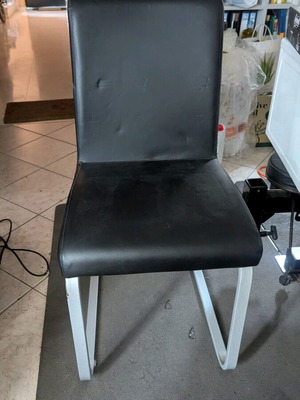 Καρέκλες κουζίνας μεταχειρισμένες, σετ 2, με φθαρμένο δέρμα