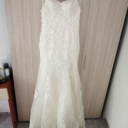 Boutique lace women's wedding dress with transparent back, size L
