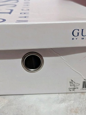 Guess πλατφόρμες