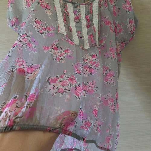 Gray transparent blouse tunic with pink, lilac and white flowers size XL like new