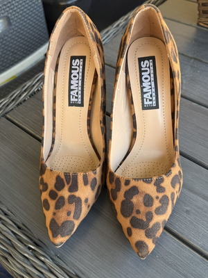 Famous Shoes women's pumps like new, leopard animal print, suede texture