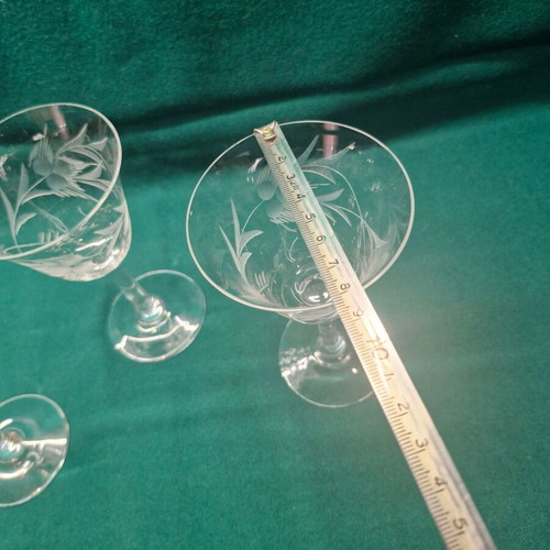 Stemmed wine glasses with engraved design, set of 5, like new