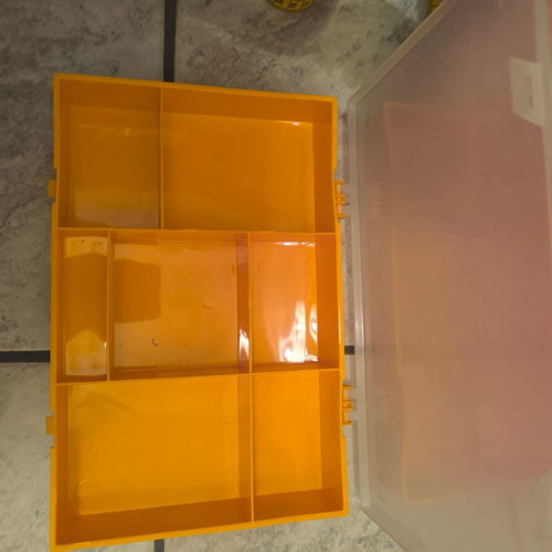 Plastic organizer case like new with compartments and lid