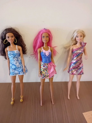 Barbies set with Unicorn Karriage, Loves the Ocean #3 and pink multicolor dress in good condition
