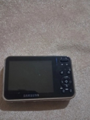 Samsung i8 8.2 MP compact camera